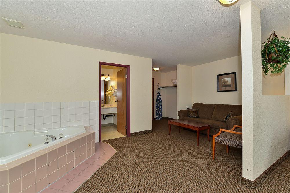 Super 8 By Wyndham Strathmore Exterior photo