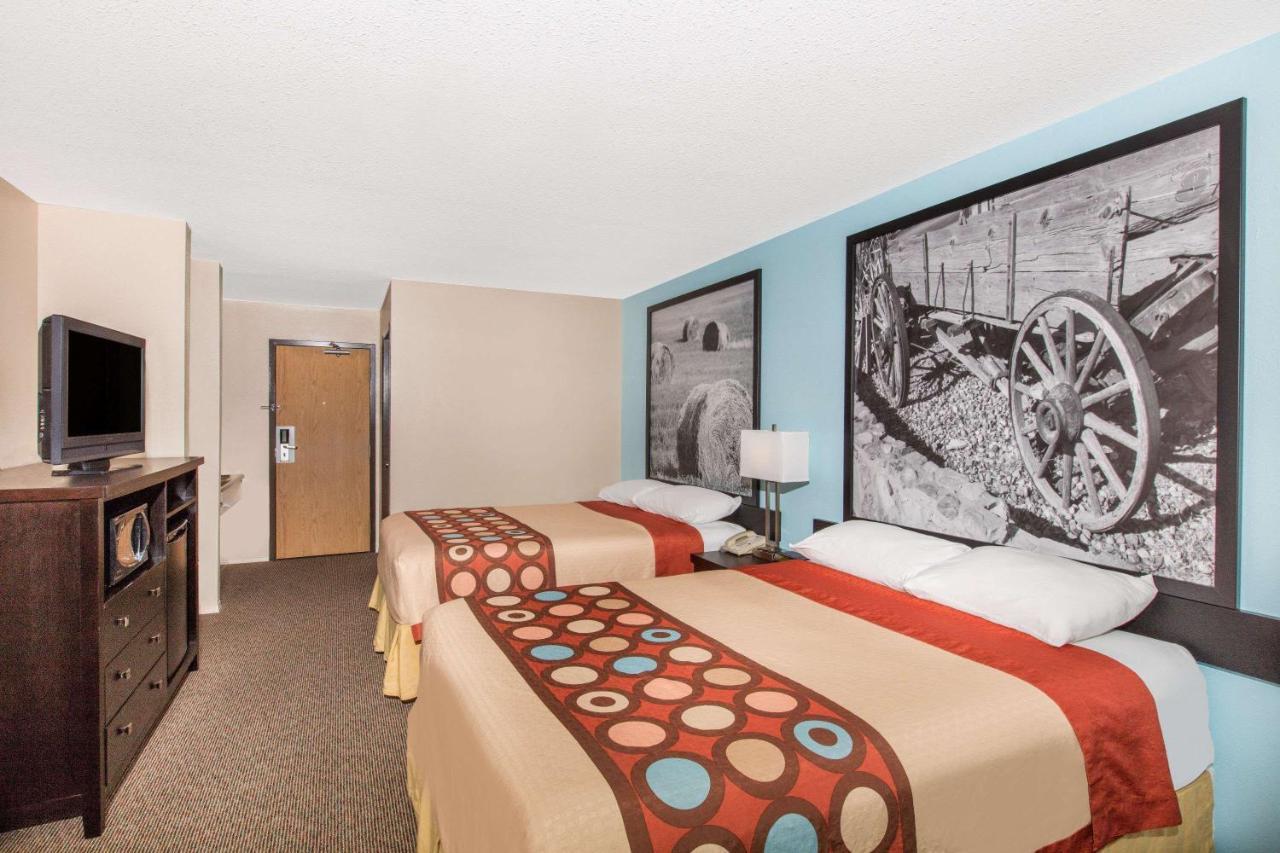 Super 8 By Wyndham Strathmore Exterior photo