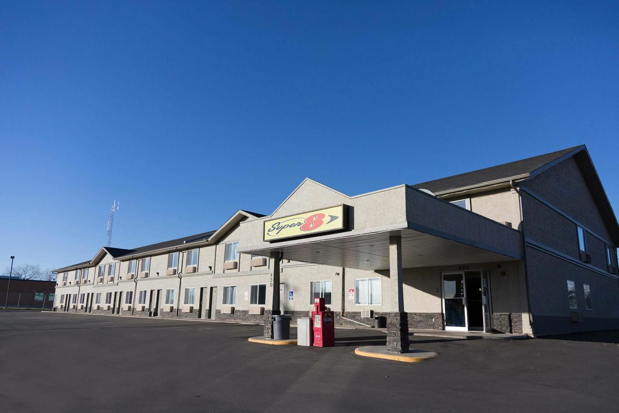 Super 8 By Wyndham Strathmore Exterior photo